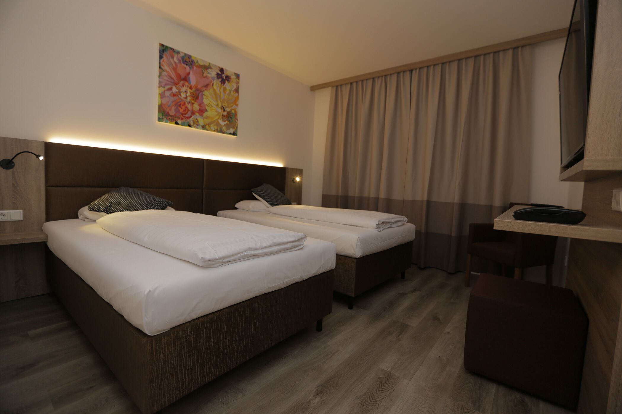 economy double or twin room | soundproofing, iron/ironing board, free wifi, bed sheets