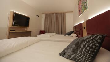 Economy-Dreibettzimmer | Schallisolierte Zimmer, Bügeleisen/Bügelbrett, kostenloses WLAN