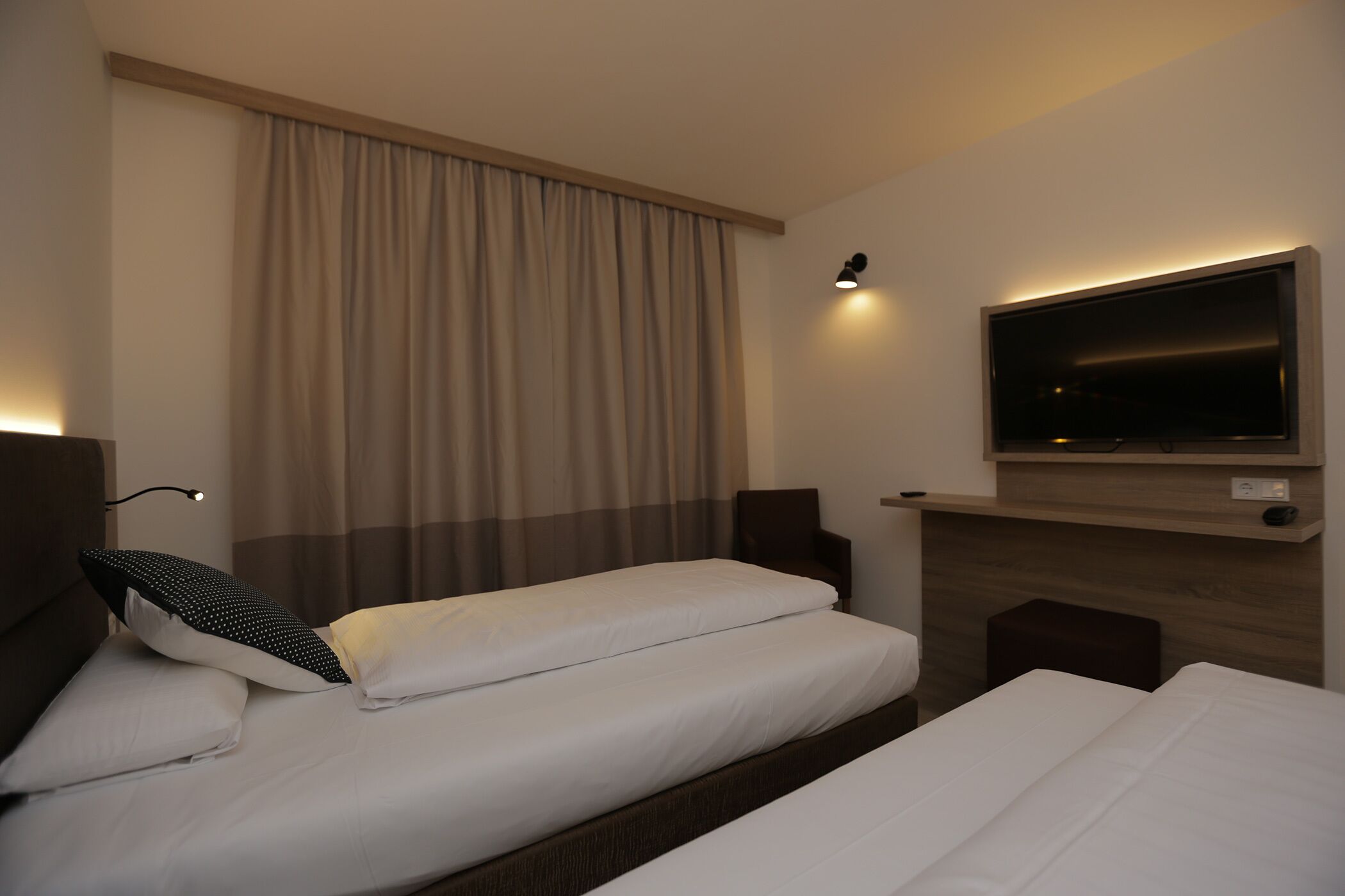 economy double or twin room | soundproofing, iron/ironing board, free wifi, bed sheets