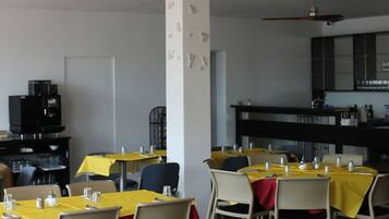 Tägliches Frühstücksbuffet gegen Gebühr