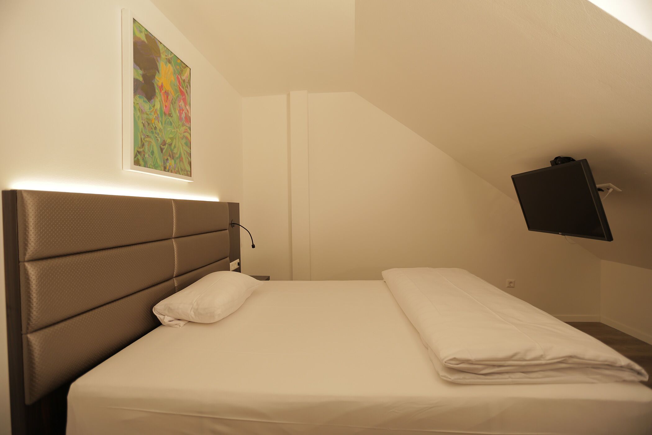 economy single room | soundproofing, iron/ironing board, free wifi, bed sheets