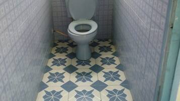 Single Room | Bathroom | Shower, rainfall showerhead, free toiletries, towels