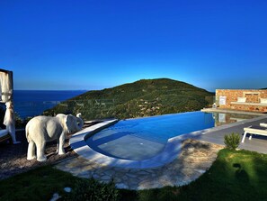 Piscine à débordement