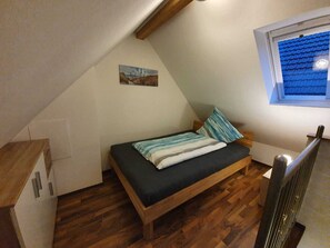 1 bedroom, bed sheets