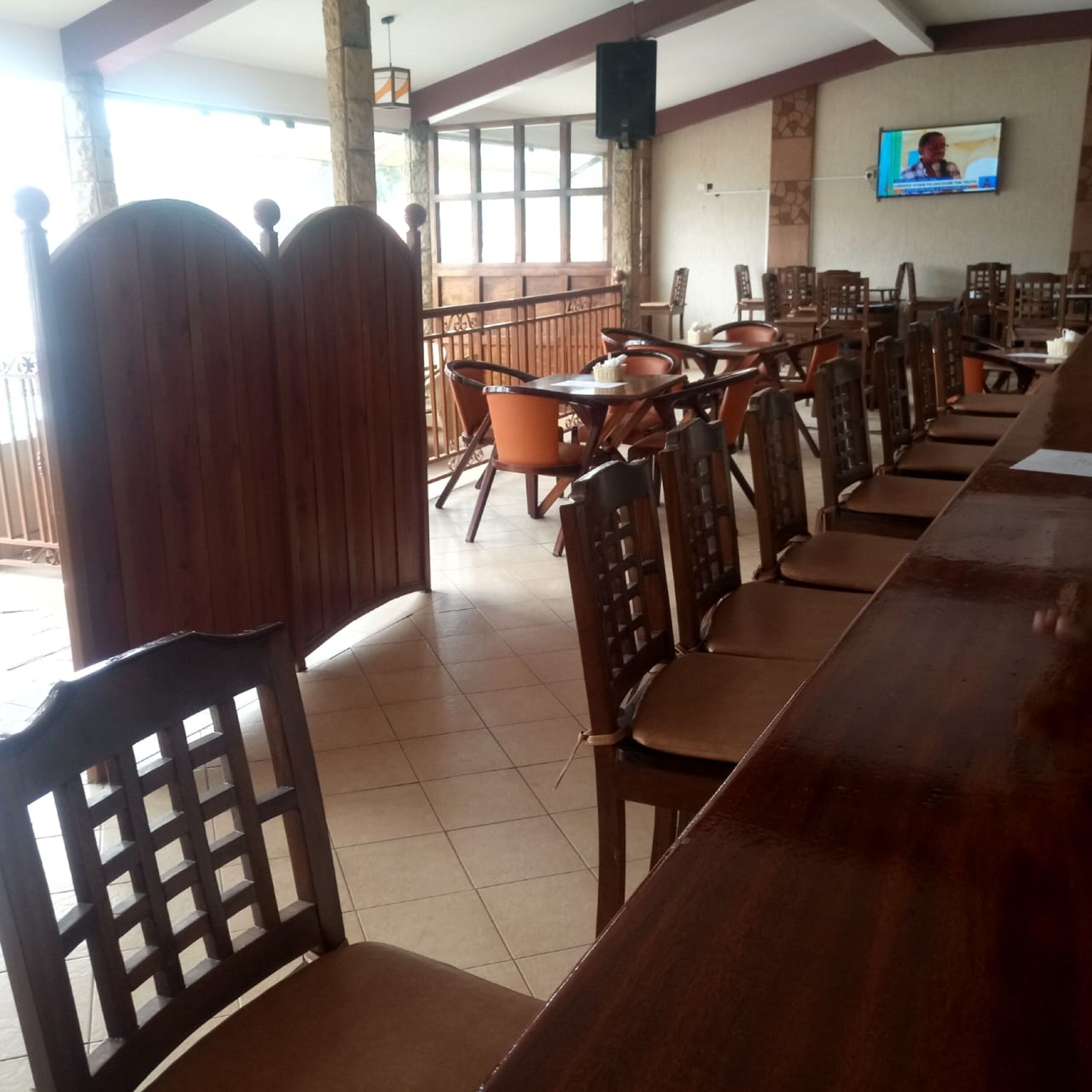 Lunsj og middag serveres, lokale og internasjonale retter