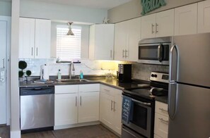 ثلاجة، ميكروويف، فرن، موقد طهي مسطح