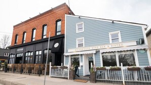 Un edificio con un cartel que dice 'Portside' y otro para 'Kaiserhaus Wine Bar & Bistro'.