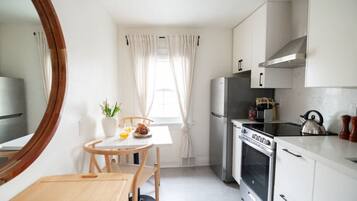 Réfrigérateur, four, cafetiÚre/bouilloire