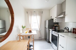 Réfrigérateur, four, cafetiÚre/bouilloire