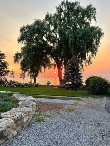 Christie Corner II: Quaint Apartment located in Desirable Port Dalhousie