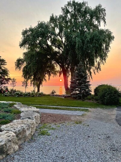 Christie Corner II: Quaint Apartment located in Desirable Port Dalhousie