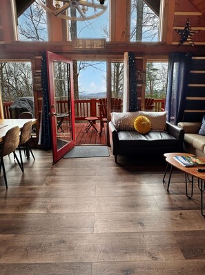 Smart TV, fireplace, video games, DVD player - 🌈Skylight: Private Outdoor Space, Game Room, Hot Tub✅Pets (Sevierville)