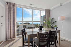 Ocean View 3 Bedroom Premier Condo - Sleeps 10 | Essbereich im Zimmer