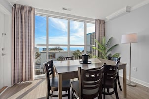 Ocean View 3 Bedroom Premier Condo - Sleeps 10 | Matservice på rummet