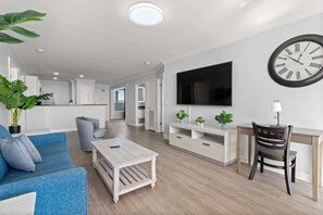 Ocean View 3 Bedroom Premier Condo - Sleeps 10 | Área de estar | TV de tela plana 70 polegadas com canais a cabo, TV