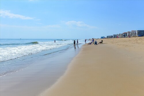 Spacious and Beautiful 1 Bedroom Condo in North OC with Outdoor Pool!