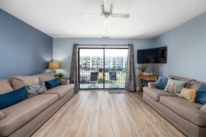 Living area - Spacious and Beautiful 1 Bedroom Condo in North OC with Outdoor Pool! (Ocean City)