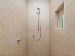Baignoire, sèche-cheveux