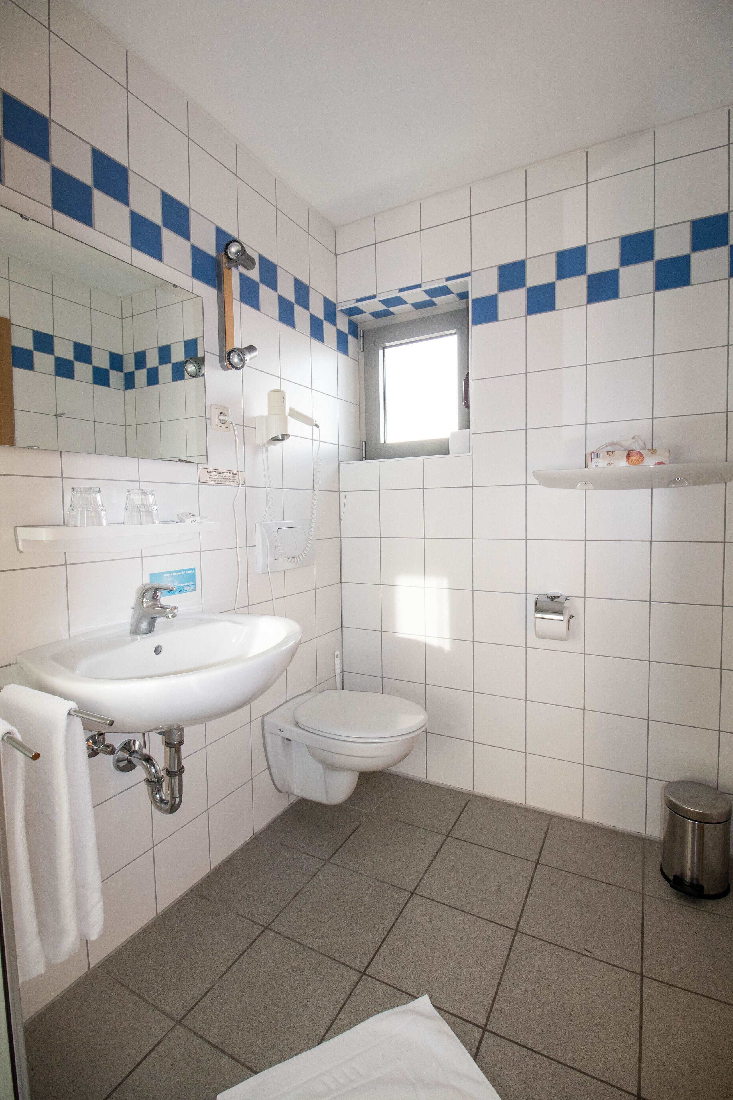 Dusche, Haartrockner, Handtücher, Toilettenpapier