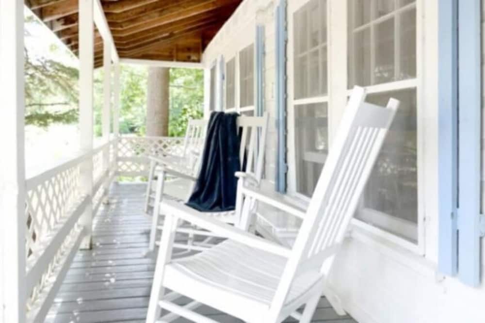 2 River Road Inn and Cottages
