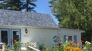 A white building with a blue door and a sign that reads "KEYS". - 2 River Road Inn and Cottages (Cape Neddick)