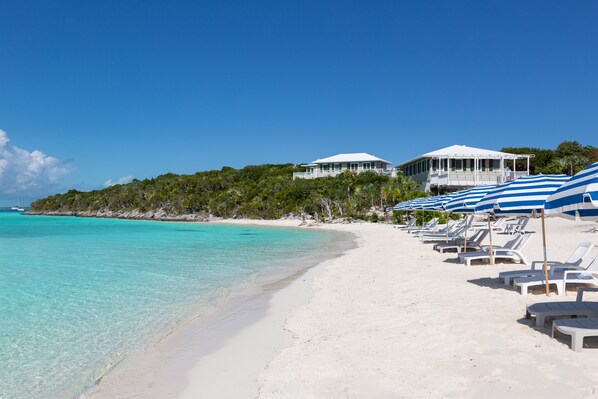 位於海灘上、躺椅、遮陽傘、海灘浴巾