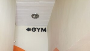 A stairwell with a sign indicating the direction to the gym. - Epco Guest House (Naivasha)