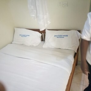 Escritorio, tabla de planchar con plancha, wifi gratis y ropa de cama