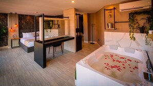 Superior Suite | Premium bedding, down comforters, in-room safe, blackout drapes - VPV Suites (Medellín)