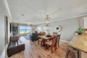 Condo, 3 quartos | Sala de estar | TV