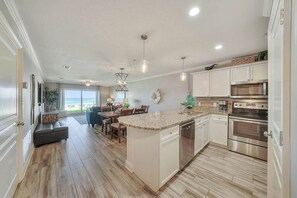 Condo, 3 quartos | Cozinha privada | Micro-ondas