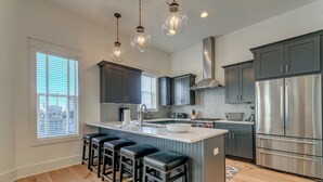 House, 6 Bedrooms | Private kitchen