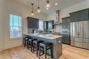 House, 6 Bedrooms | Private kitchen