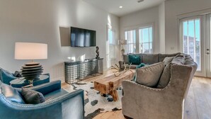 House, 6 Bedrooms | Living room