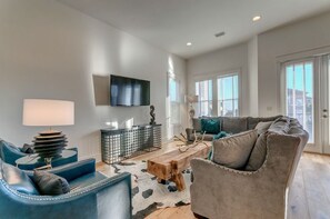 House, 6 Bedrooms | Living room