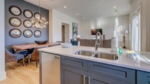 House, 6 Bedrooms | Private kitchen