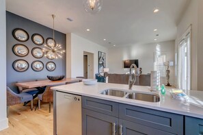 House, 6 Bedrooms | Private kitchen