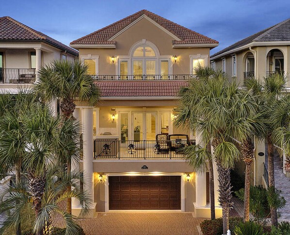 House, 5 Bedrooms | Exterior