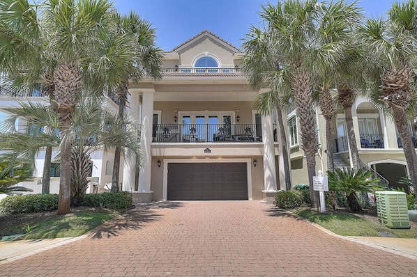 House, 5 Bedrooms | Exterior