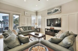 House, 5 Bedrooms | Living room
