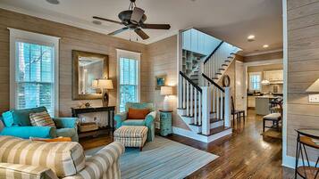 House, 3 Bedrooms | Living room | Flat-screen TV, DVD player