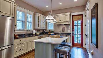 House, 3 Bedrooms | Private kitchen | Fridge, microwave, oven, dishwasher