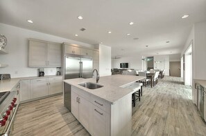 Casa, varias camas | Cocina privada | Microondas 