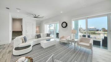 獨棟房屋, 多張床 | 客廳 | 平面電視