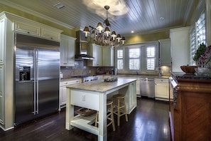 House, 5 Bedrooms | Private kitchen