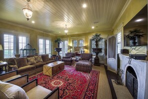 House, 5 Bedrooms | Living room