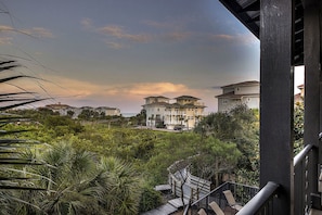 House, 5 Bedrooms | Balcony