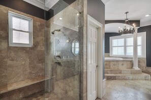 Casa, varias camas | Baño | Bañera de hidromasaje, toallas y jabón