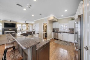 House, 4 Bedrooms | Private kitchen - Emerald Belle by Five Star Properties (Miramar Beach)