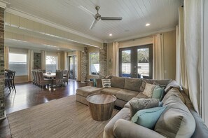 Hus - 5 sovrum | Vardagsrum | Platt-tv och dvd-spelare